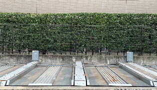 屋外機械式駐車場：昇降３段式　上段パレット
